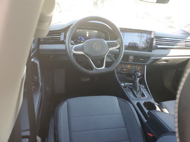 Certified 2025 Volkswagen Jetta SE FWD image 10
