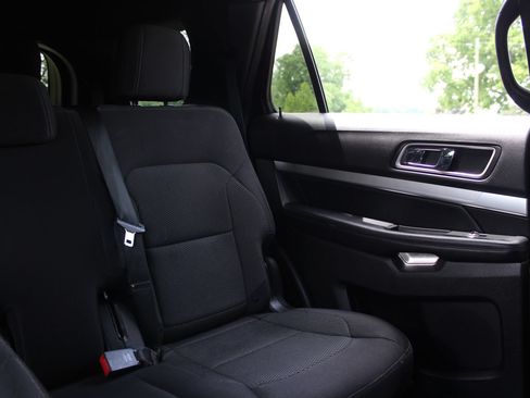 Used 2017 Ford Explorer XLT w/ Equipment Group 201A FWD image 14