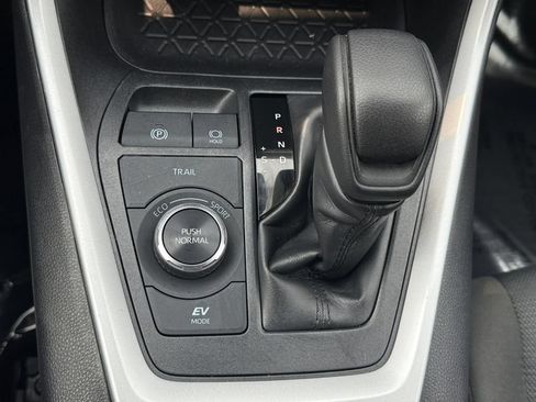 Used 2025 Toyota RAV4 XLE AWD/4WD image 16