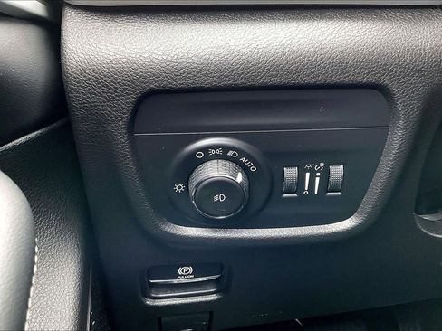 Used 2022 Jeep Grand Cherokee Limited image 34