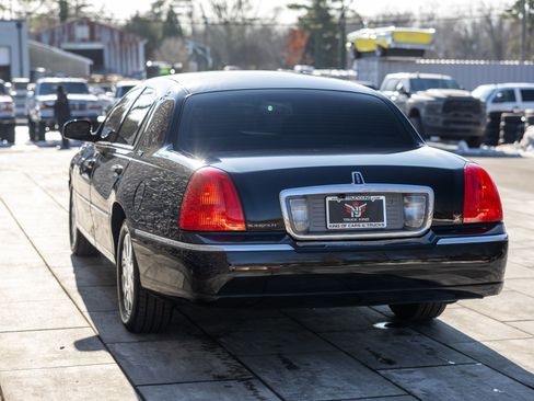 Used 2009 Lincoln Town Car Signature Limited image 12