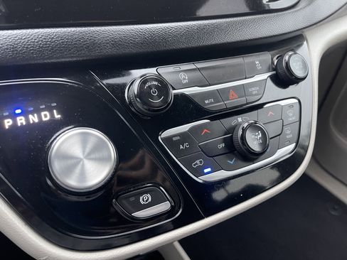 Used 2023 Chrysler Voyager LX image 26