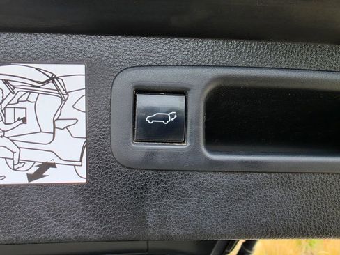 Used 2021 Toyota Highlander Limited AWD/4WD image 16