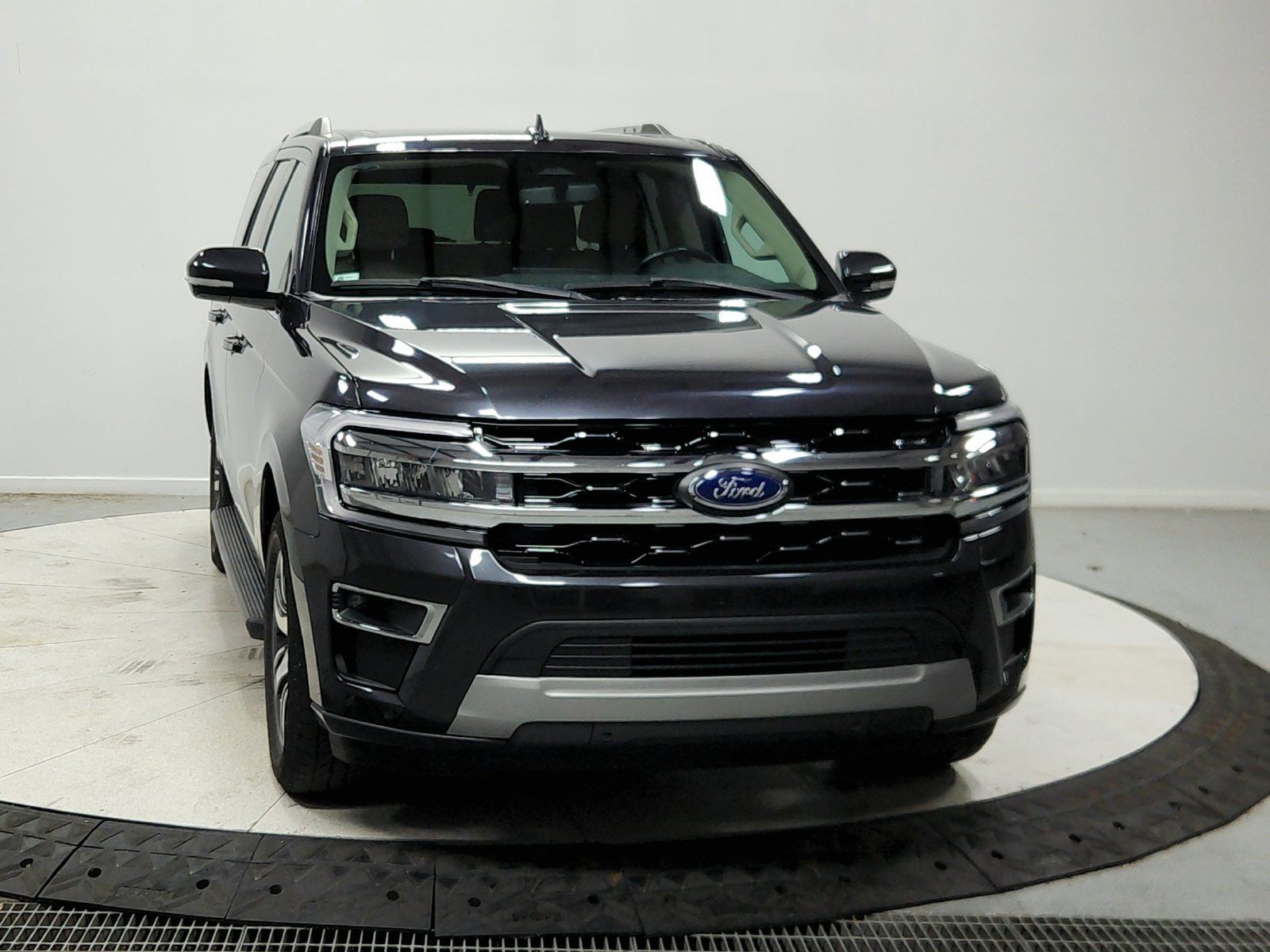 Used 2024 Ford Expedition Limited RWD image 3