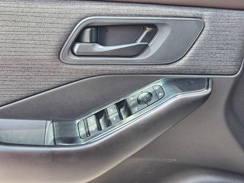 Used 2023 Nissan Rogue S AWD/4WD image 9