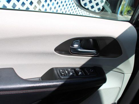 Used 2019 Chrysler Pacifica Touring-L image 23