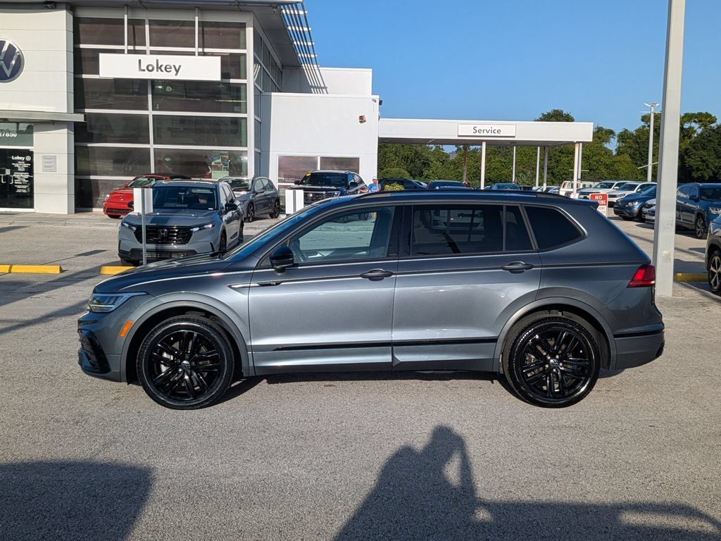 Certified 2022 Volkswagen Tiguan SE R-Line FWD image 3