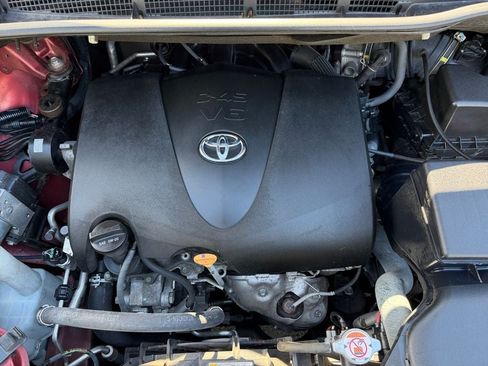 Used 2018 Toyota Sienna XLE Premium w/ Outdoor Package AWD/4WD image 30