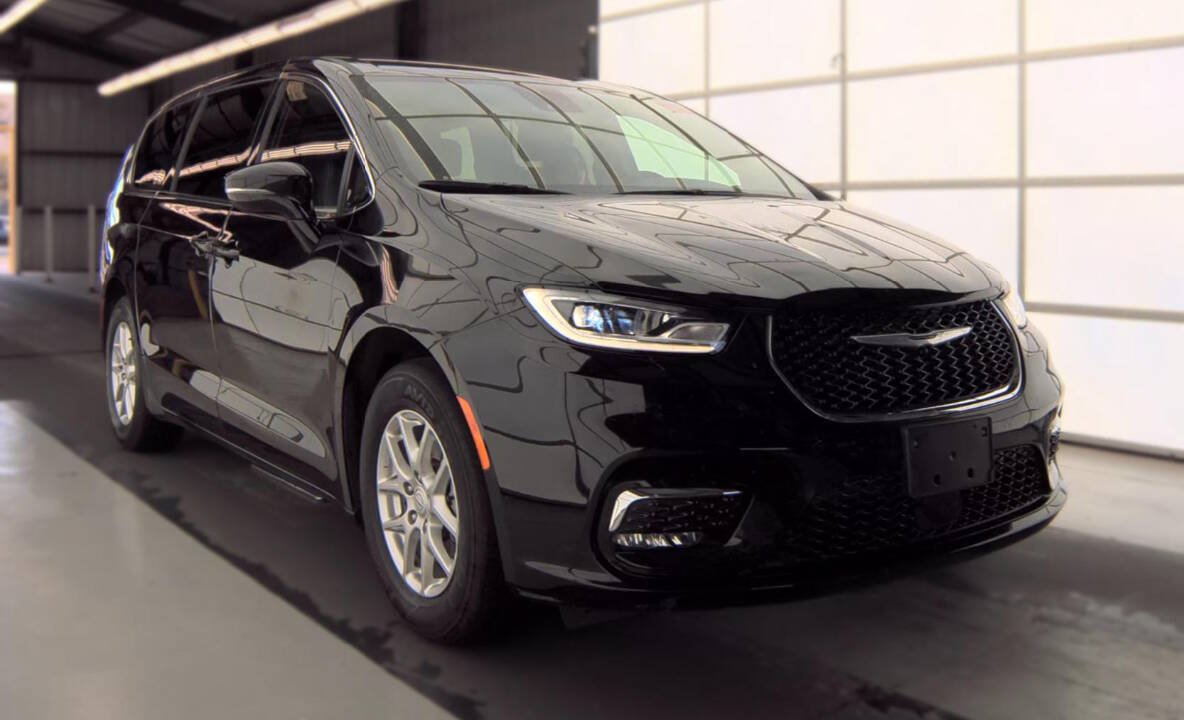 Used 2026 Chrysler Pacifica Select FWD image 2