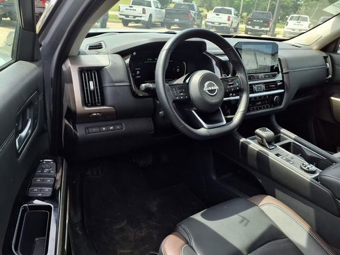 Used 2025 Nissan Pathfinder Platinum w/ Cargo Package AWD/4WD image 8