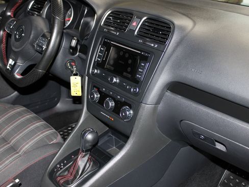 Used 2011 Volkswagen Golf 4-Door FWD image 28