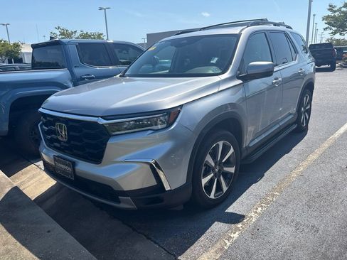 Used 2025 Honda Pilot Touring image 1
