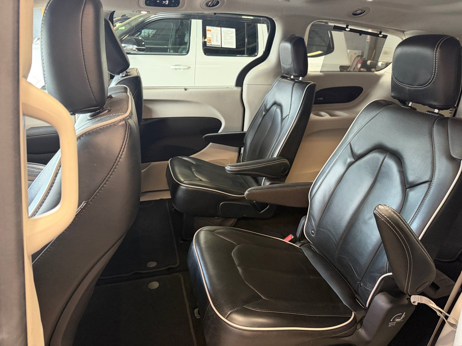 Used 2023 Chrysler Pacifica Limited FWD image 17