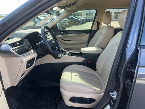 Used 2022 Jeep Grand Cherokee L Limited w/ Luxury Tech Group II AWD/4WD image 2