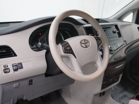 Used 2012 Toyota Sienna XLE w/ Entertainment Pkg FWD image 9