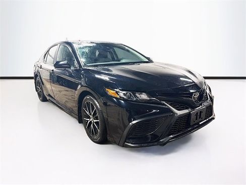 Used 2023 Toyota Camry SE image 1
