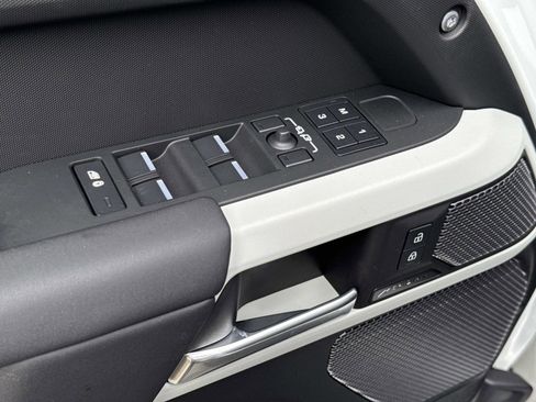 Used 2024 Land Rover Defender 110 S image 19