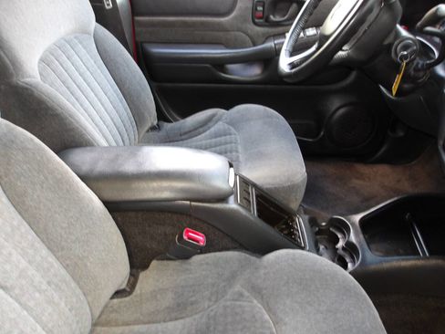 Used 2002 Chevrolet Blazer LS w/ Preferred Equipment Group image 18