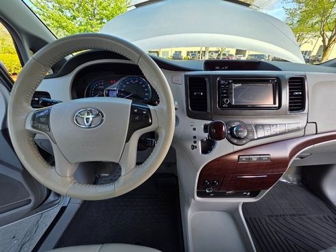 Used 2014 Toyota Sienna XLE image 61