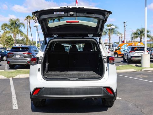 Used 2023 Toyota Highlander LE AWD/4WD image 25