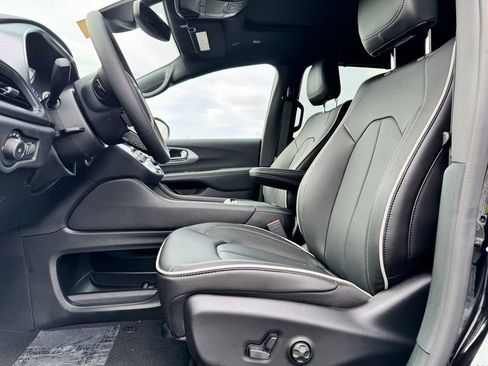 New 2026 Chrysler Pacifica Limited image 17