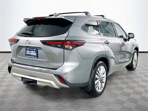 New 2026 Toyota Highlander Platinum image 4