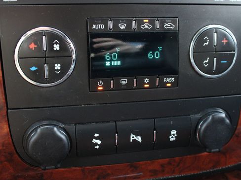 Used 2013 Chevrolet Avalanche LTZ AWD/4WD image 42
