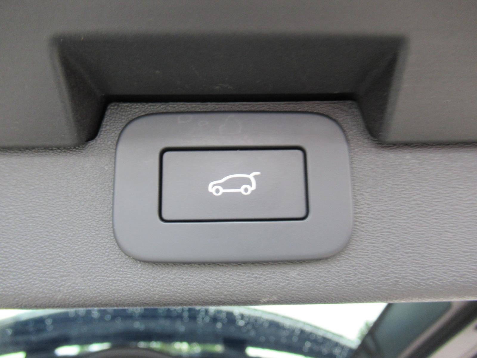 Used 2024 Land Rover Discovery S AWD/4WD image 37