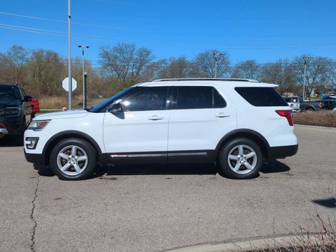 Used 2017 Ford Explorer XLT w/ Equipment Group 201A AWD/4WD image 5