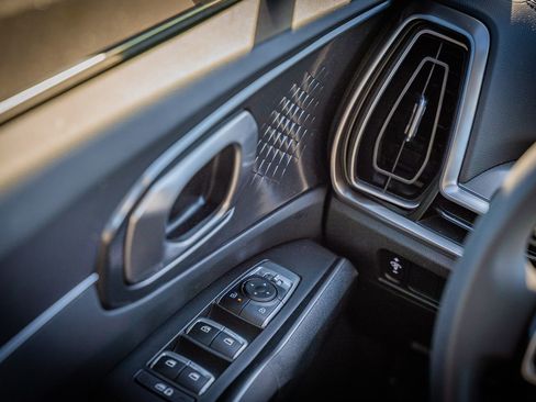 Used 2025 Kia Sorento LX image 26