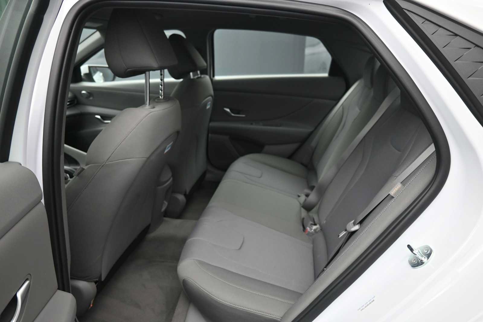 Used 2025 Hyundai Elantra SE FWD image 20