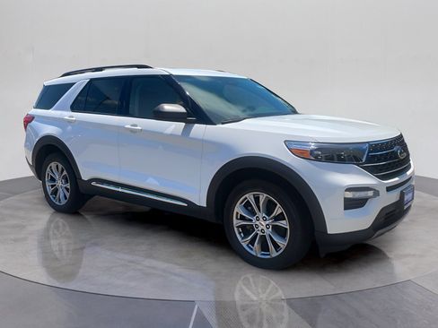 Used 2024 Ford Explorer XLT w/ Equipment Group 202A AWD/4WD image 9