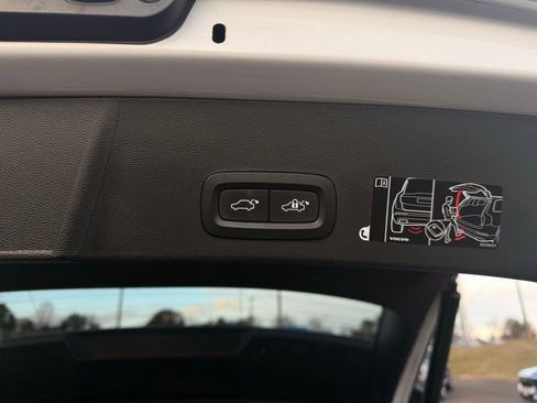 Used 2020 Volvo XC40 T5 R-Design image 16