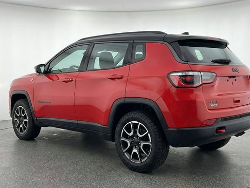 Used 2025 Jeep Compass Trailhawk AWD/4WD image 5