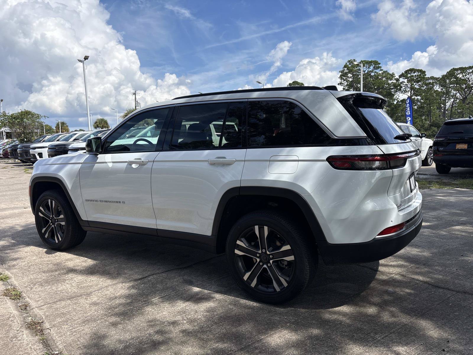 New 2027 Jeep Grand Cherokee Limited RWD image 5