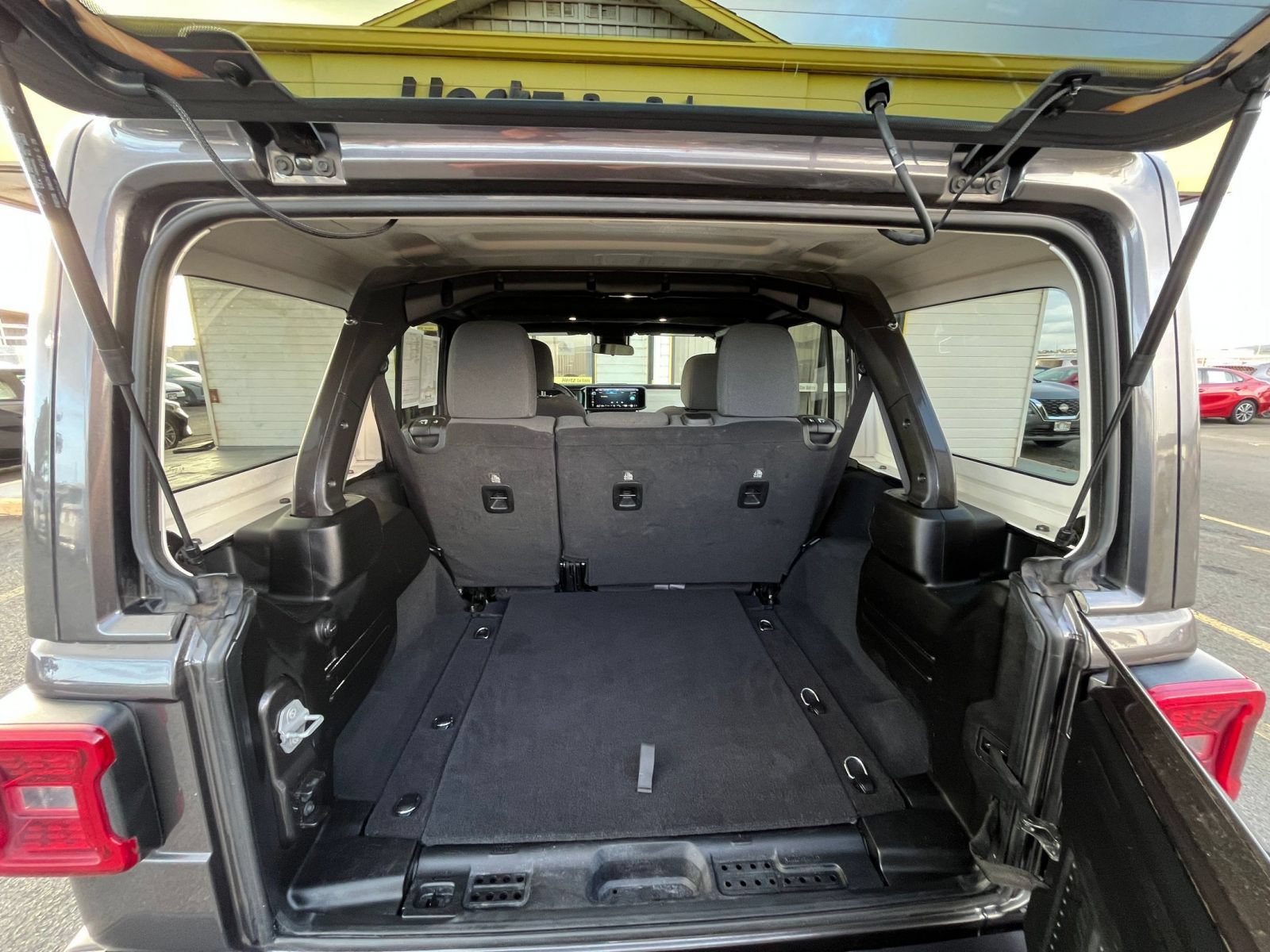 Used 2025 Jeep Wrangler Unlimited Sahara AWD/4WD image 29