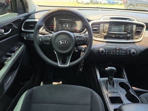 Used 2017 Kia Sorento FWD image 8