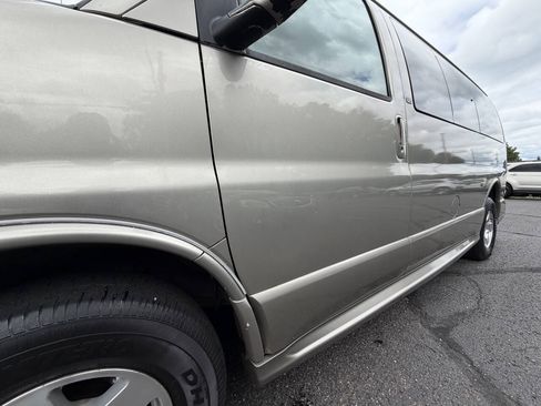 Used 2001 Chevrolet Express 1500 LT RWD image 2