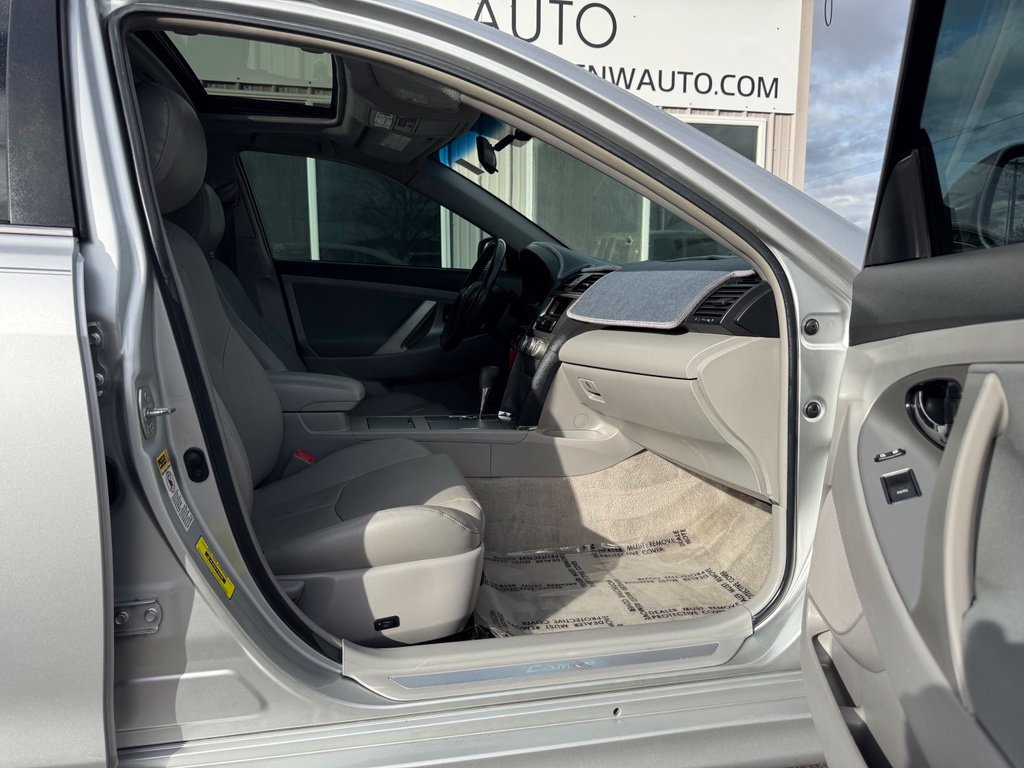 Used 2010 Toyota Camry SE FWD image 12