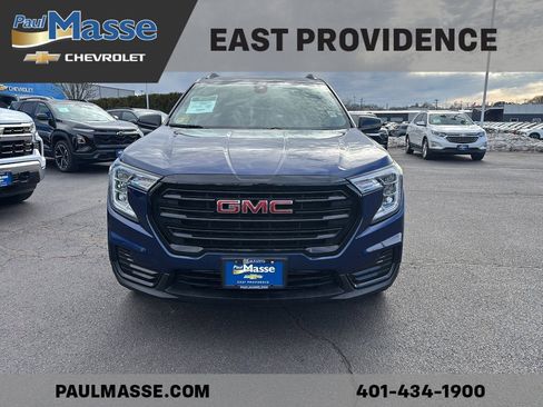 Used 2023 GMC Terrain SLE w/ Driver Convenience Package image 2
