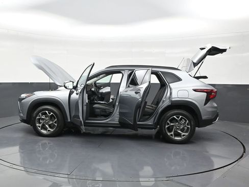 Used 2025 Chevrolet Trax LT FWD image 31
