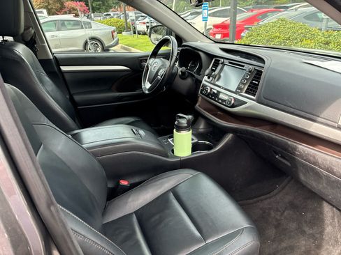 Used 2015 Toyota Highlander XLE FWD image 3