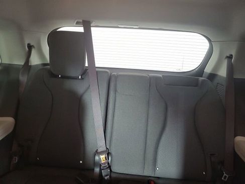 Used 2022 Kia Carnival LX image 9