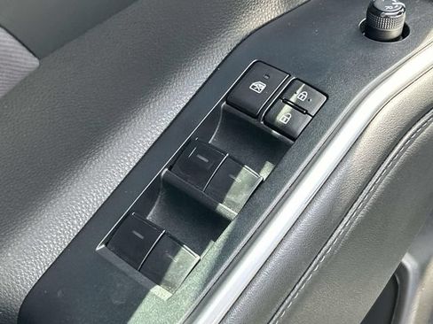 Used 2023 Toyota Highlander LE AWD/4WD image 27