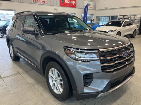 Used 2025 Ford Explorer Active AWD/4WD image 3
