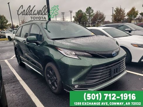 Used 2025 Toyota Sienna XLE Woodland Edition image 3