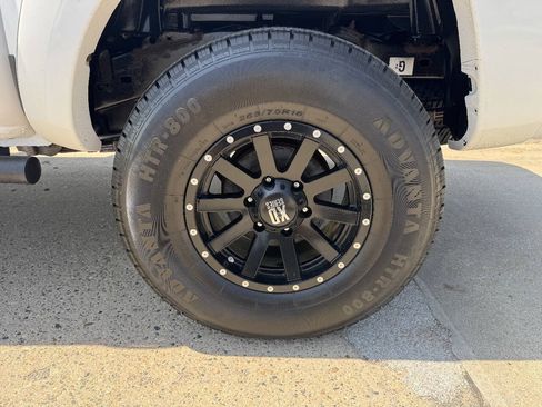 Used 2014 Toyota Tacoma 4x4 Double Cab w/ SR5 Package image 9