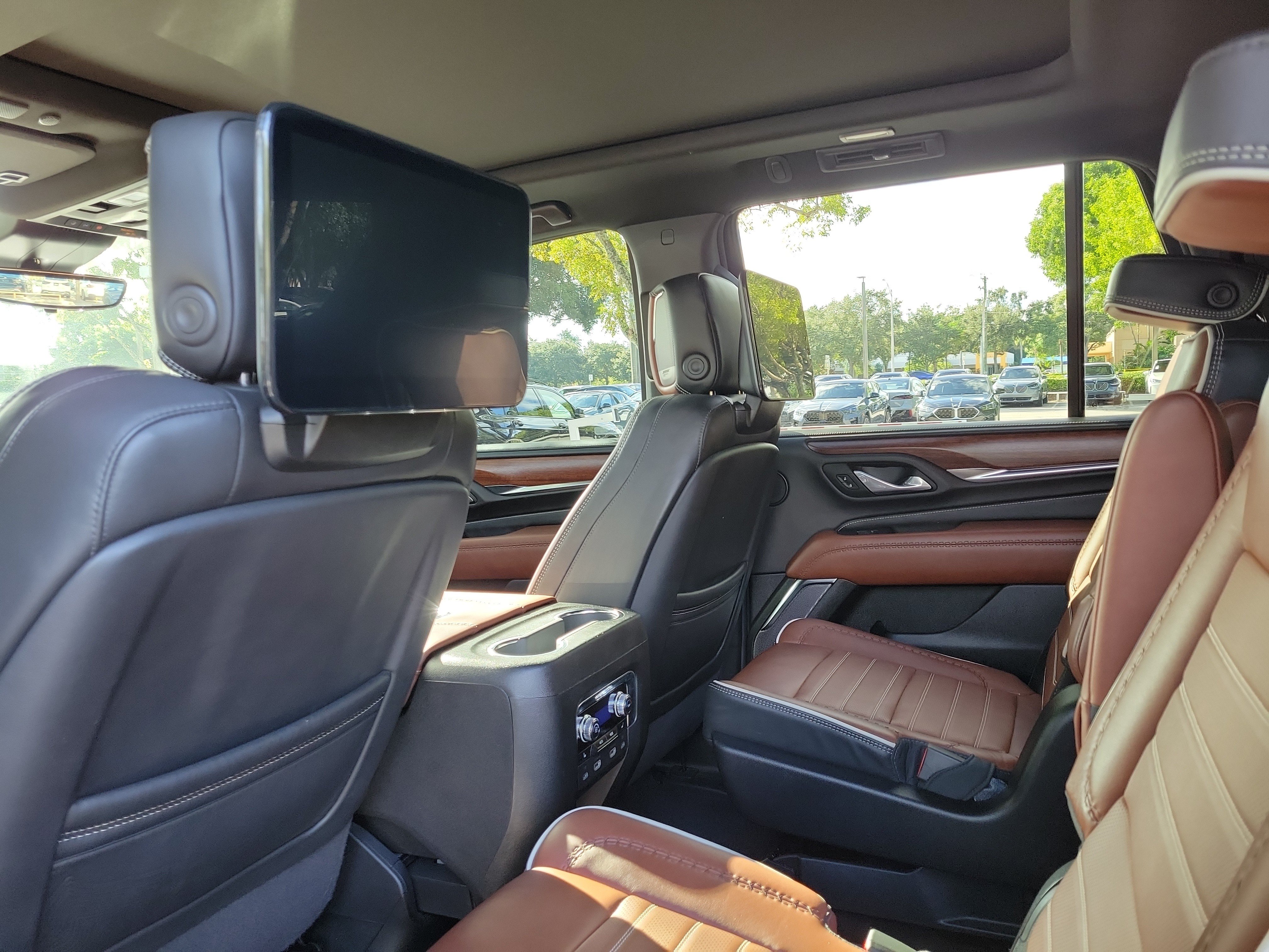 Used 2024 GMC Yukon Denali Ultimate AWD/4WD image 10