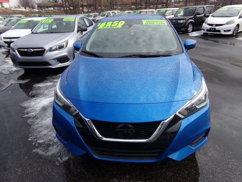 Used 2020 Nissan Versa SV image 2