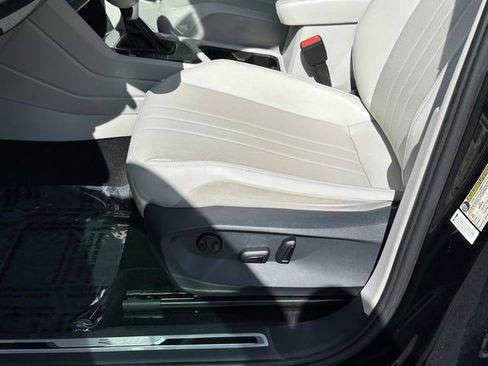 Certified 2022 Volkswagen Tiguan SE R-Line FWD image 22